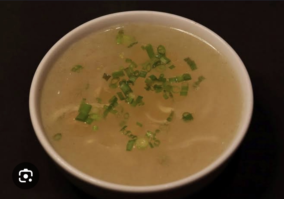 Sopa de pollo con fideos