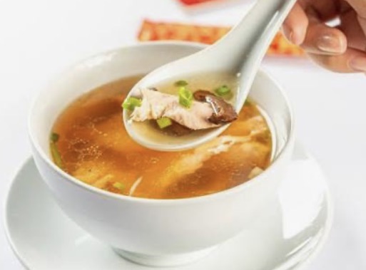 Sopa de pollo con champiñones