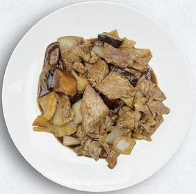 Cerdo con bambú y setas