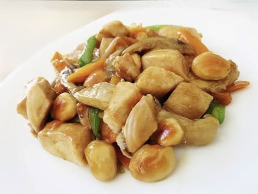 Pollo con verduras y almendras